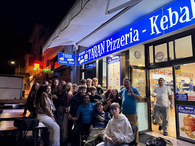Ambiente nocturno en Taran Pizzería Kebab Pollença